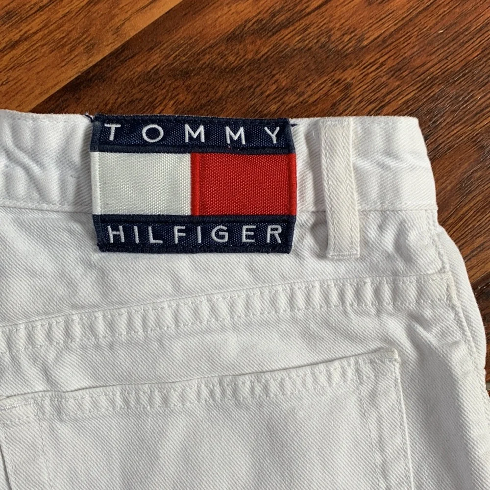 VTG TOMMY HILFIGER High Waist White Denim Shorts Classic Logo Flag Patch